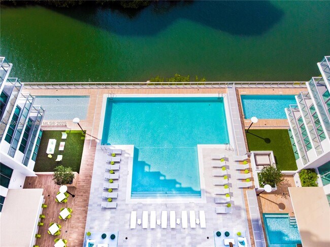 Building Photo - 300 Sunny Isles Blvd
