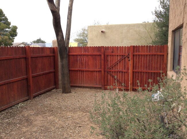 Building Photo - 2 Bdrm/1Ba Duplex, A/C, washer & dryer Centrally located