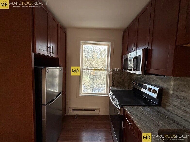 Building Photo - 682 Parker St