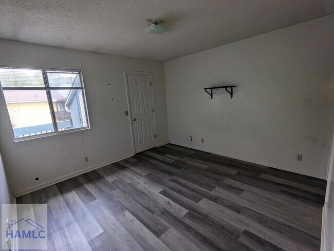 Building Photo - 910 Brett Dr