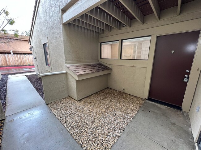 Building Photo - 3 bedroom condo in gated community!