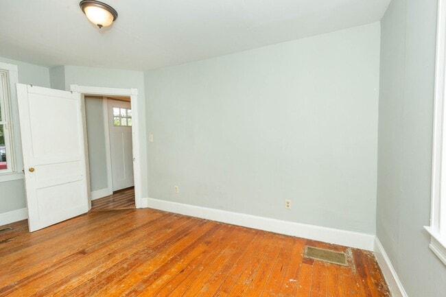 Building Photo - 2 Bed, 2 Bath Farmhouse-Style Home in Kear...