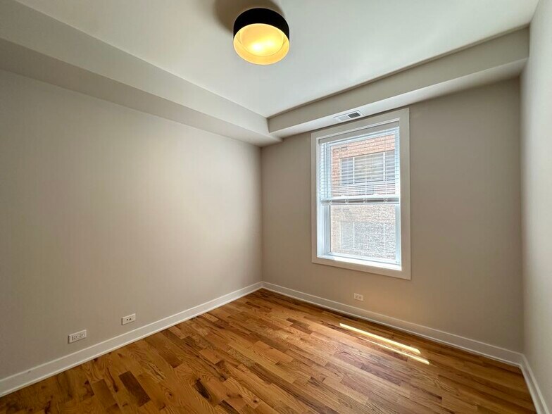 Building Photo - 659 W Wrightwood Ave