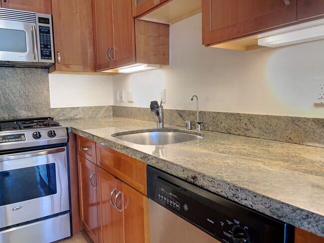 Building Photo - Modern 2 Bed, 1.5 Bath + Parking - Alamo S...