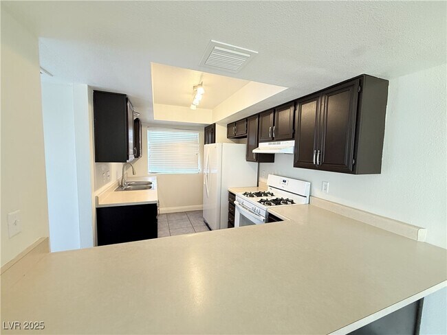 Building Photo - 764 Lawrence Dr