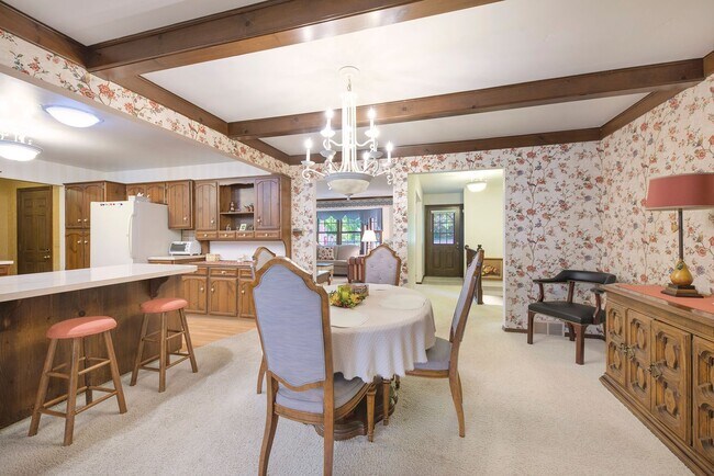 Building Photo - Beautiful 3BD/2.5BA Ranch in Park-like Set...