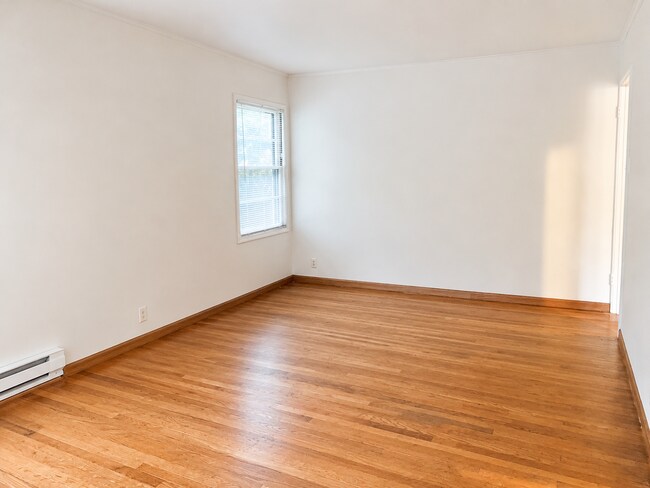 Building Photo - MF 09 - Burnside Triplex