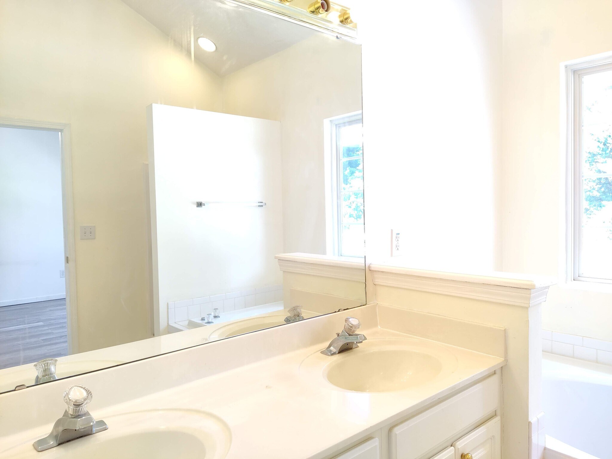 Building Photo - 529 Foxglove Ct