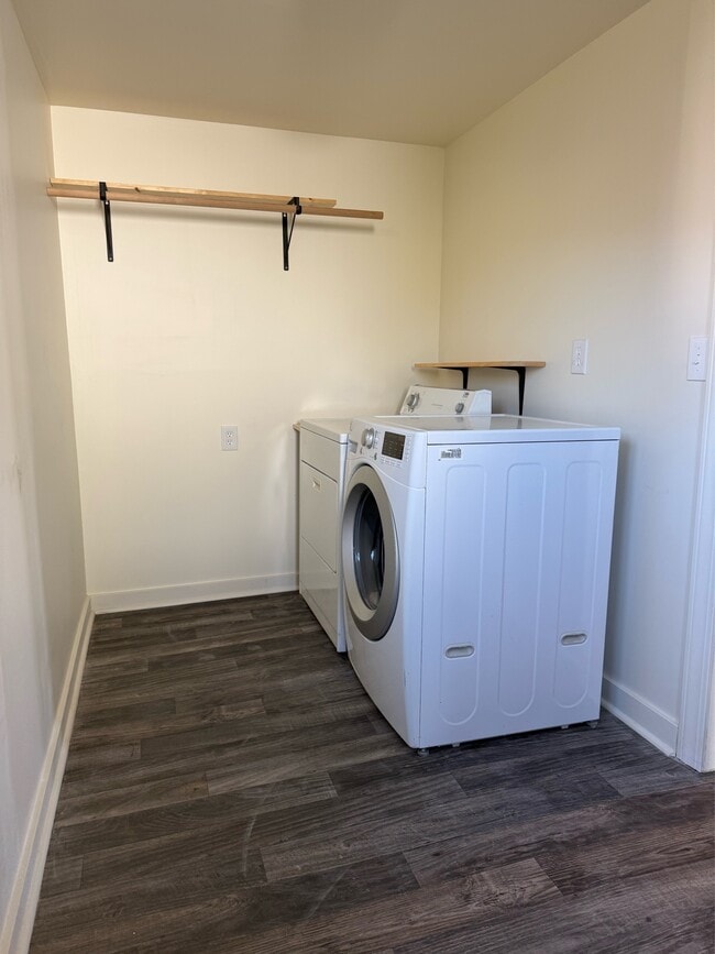 Building Photo - 215 W 5th St