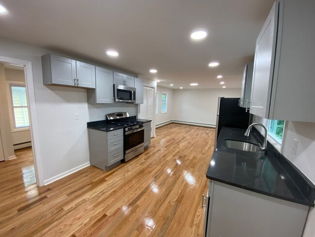 Building Photo - 215 Borden Ave