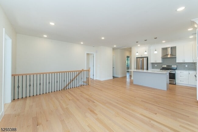 Building Photo - 33 Van Dyke St