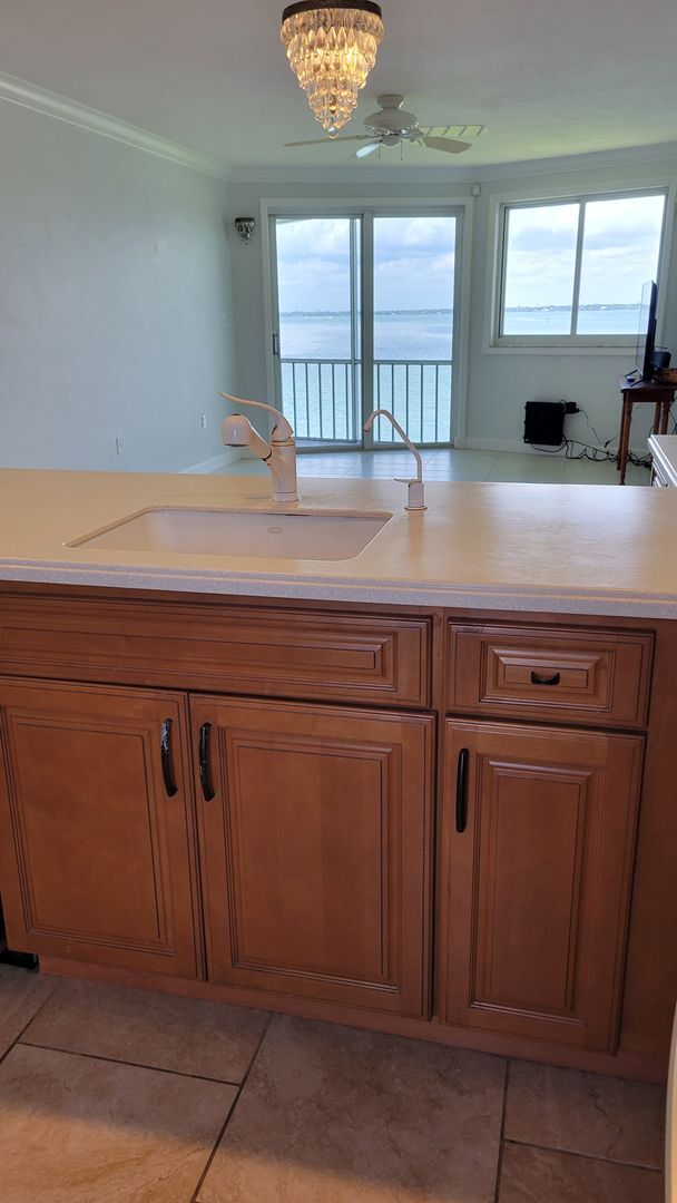 Building Photo - Annual UNfurnished top floor Bay front 2/2 condo with full views of Sarasota Bay