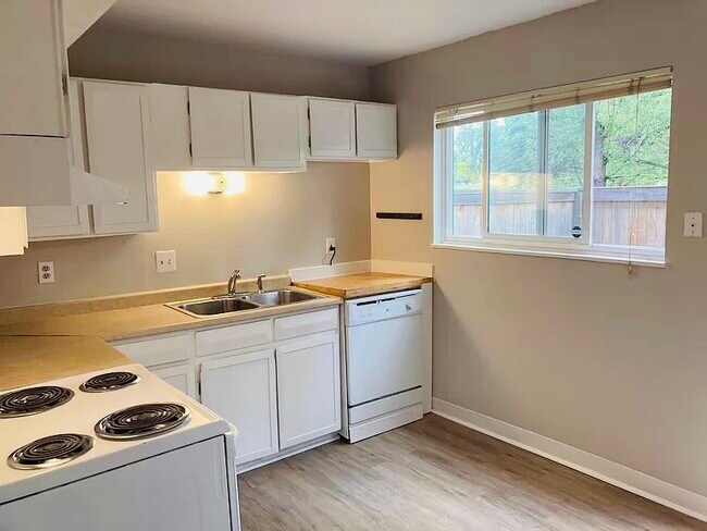 Building Photo - 1615 Cottonwood Dr