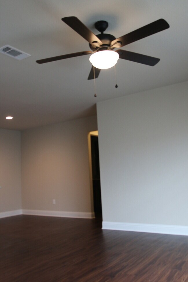 Building Photo - Move In Ready | 3BR/2BA West Fort Worth Home Near I-30, Camp Bowie & Lockheed Martin — Pets Welcome