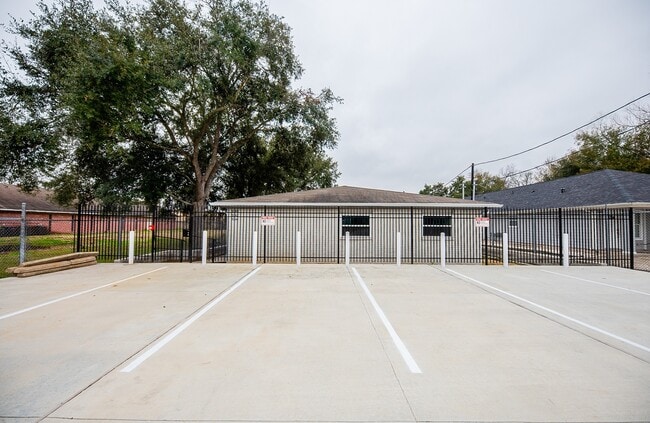 Building Photo - 5042 Mallow St