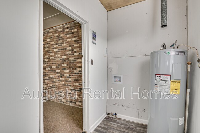 Building Photo - 323 Pineview Dr