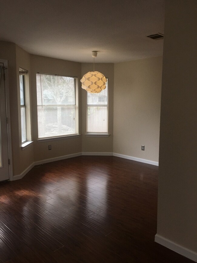 Building Photo - Cute 3/2  HOUSE LOCATED IN SOUTH AUSTIN