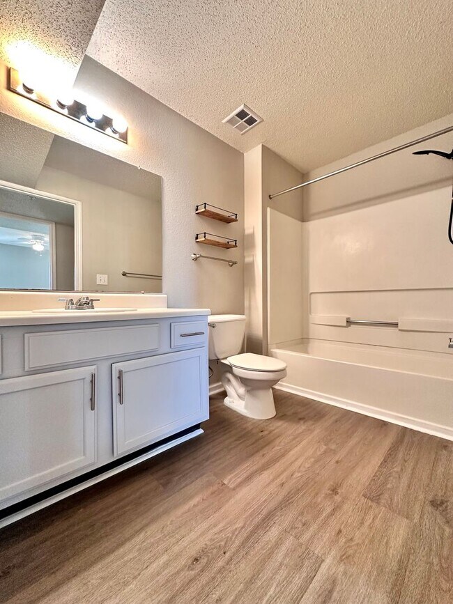 Building Photo - Spacious 1 Bed / 1 Bath Condo in Indian La...