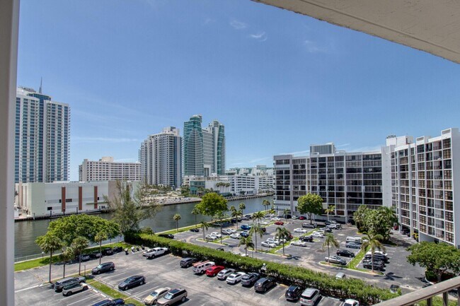 Building Photo - 800 Parkview Dr