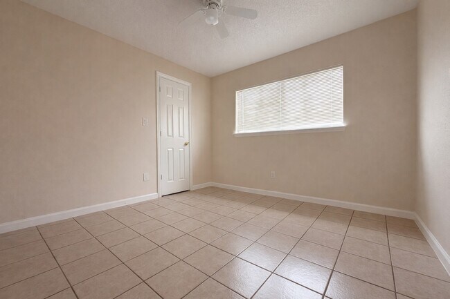 Building Photo - 2210 Sunset Trail