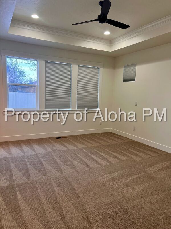 Building Photo - 496 N Emma Ave