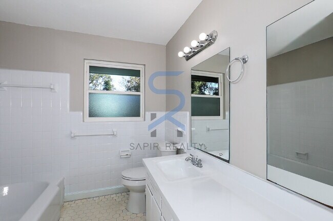 Building Photo - 5425 Skyview Dr SW