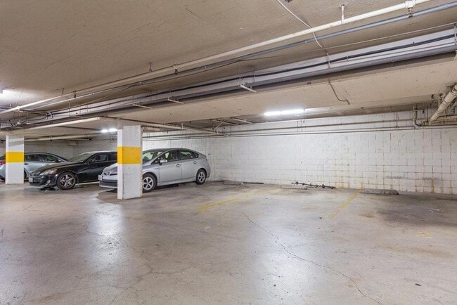 Building Photo - Updated Condo Steps from Lake Merritt with Parking and Utilities Included