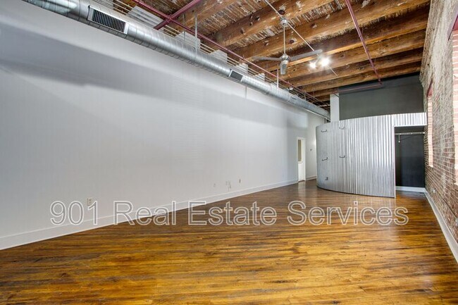 Building Photo - 421 S Main St