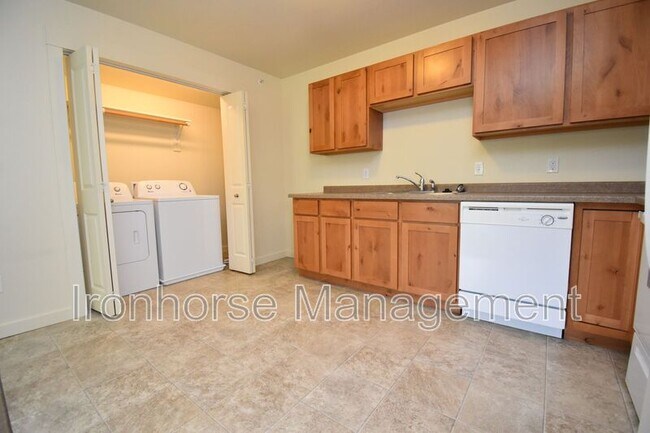 Building Photo - 807 W Villard St