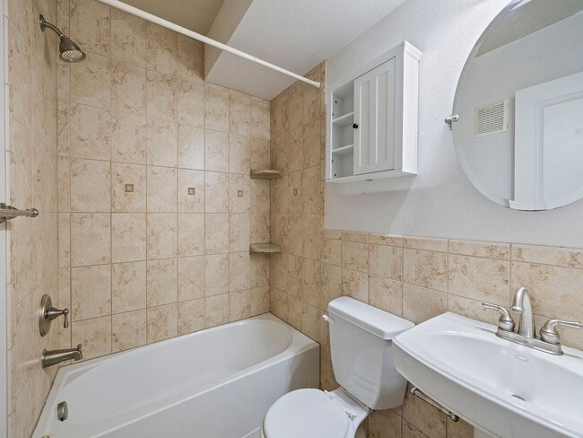 Building Photo - Prime Old Town Location | 2 Bed, 1 Bath Condo