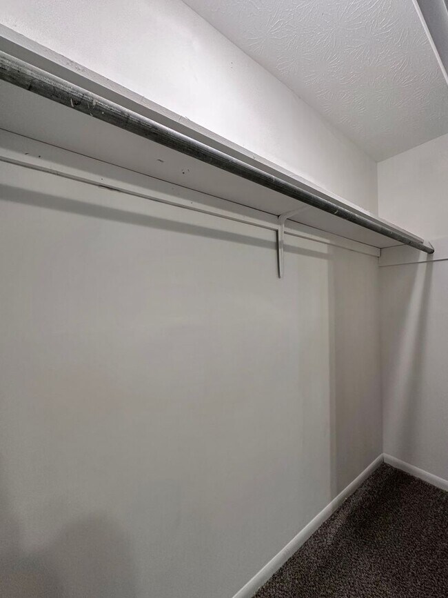 Building Photo - Parkway Apartments – Convenient 2-Bedroom ...