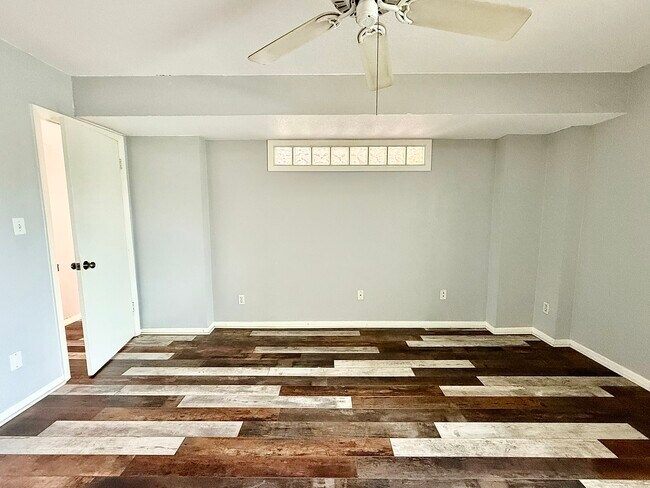 Building Photo - 2800 Cove Cay Dr