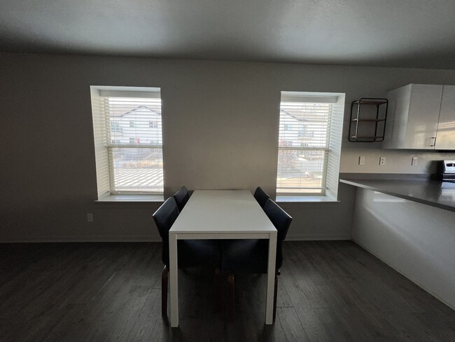 Building Photo - 2 Bedroom Pet Friendly Unit for Rent in Provo