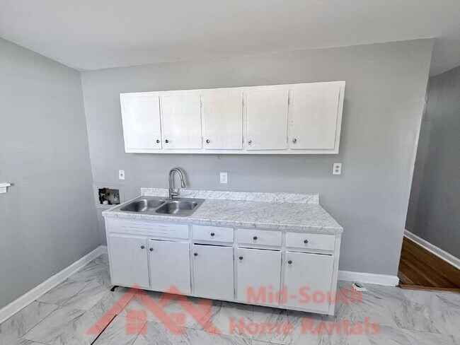 Building Photo - 2054 Benford St