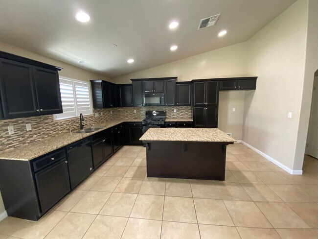 Building Photo - Gorgeous 5 BD 3 BA home available for rent...