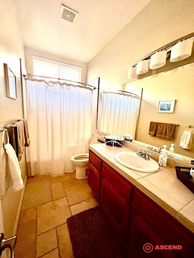 Building Photo - Beautiful Home in the Northwest!