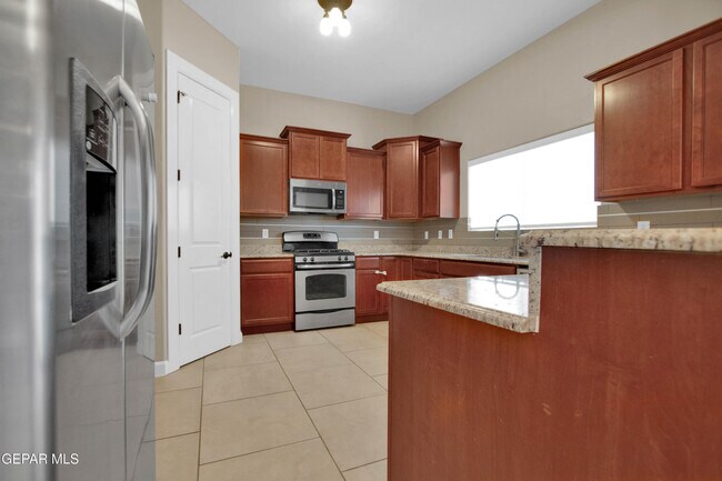 Building Photo - 5648 Valley Oak Dr
