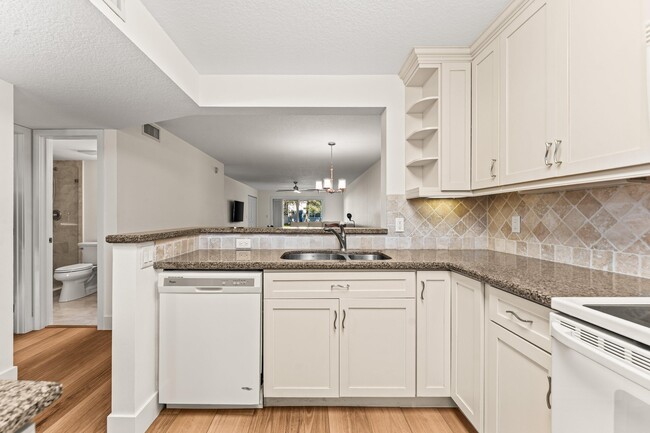 Building Photo - 2905 SW 22nd Ave