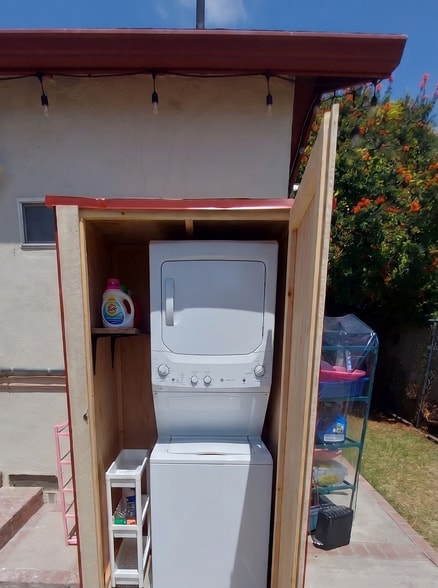 Washer/dryer onsite - 224 F St