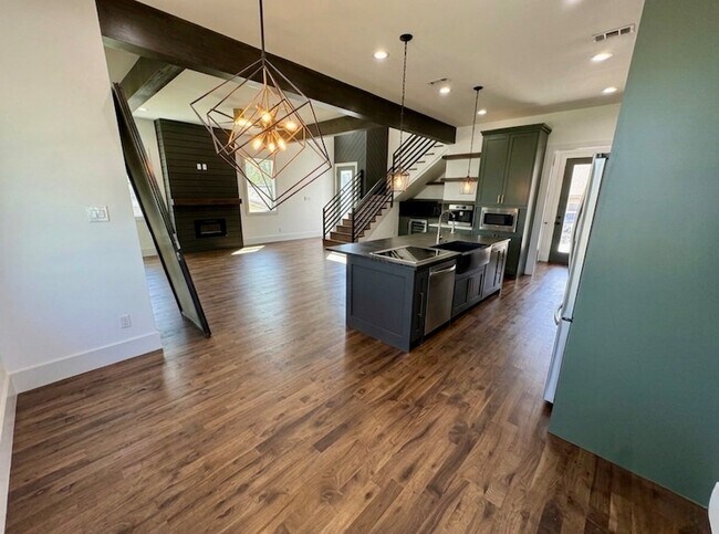 Building Photo - 505 E 40th St