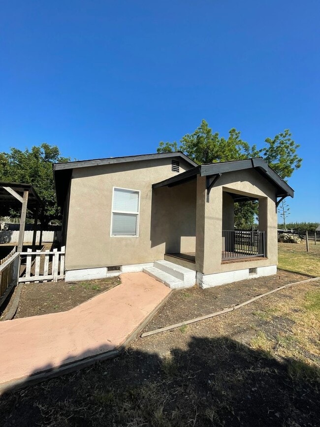 Building Photo - For Rent: Charming 2 Bedroom, 1 Bath Home ...