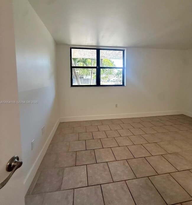 Building Photo - 8881 Fontainebleau Blvd