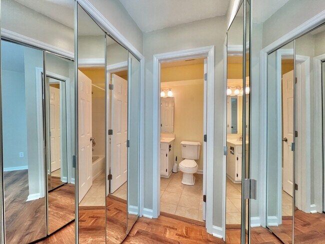 Building Photo - End Unit in Great Location!