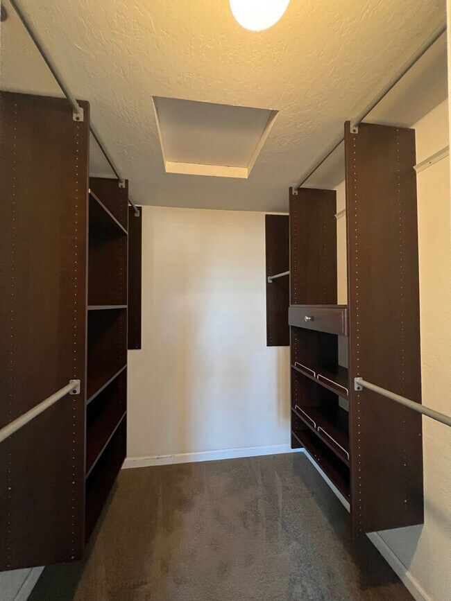 Building Photo - 609 Pacific Ave