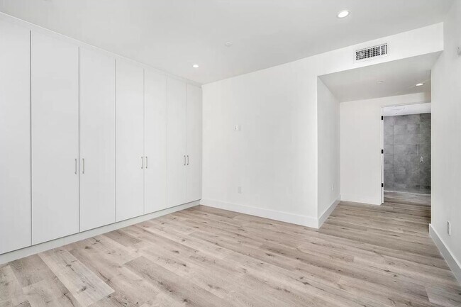 Building Photo - 5923 Laurel Canyon Blvd