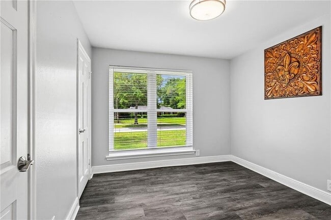 Building Photo - 208 Country Club Blvd