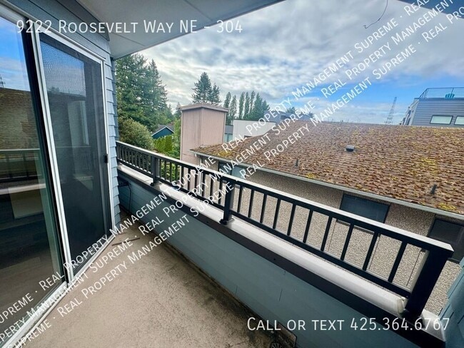 Building Photo - 9222 Roosevelt Way NE