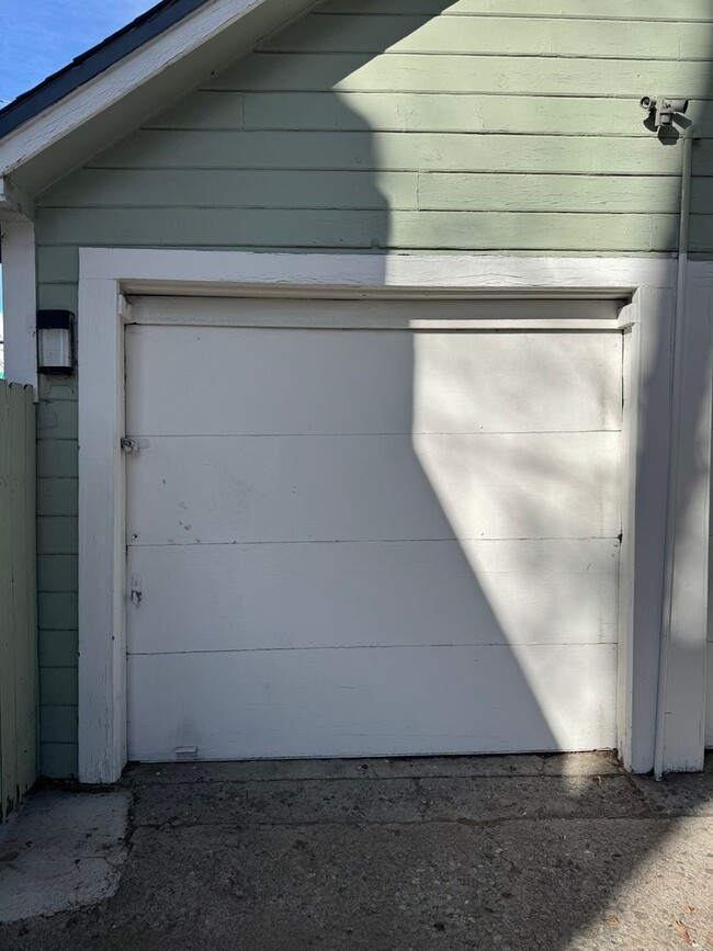 Building Photo - Centrally located 2 bedroom house