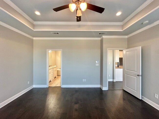 Building Photo - Available Now! Stunning 3 Bed 2 Bath in So...