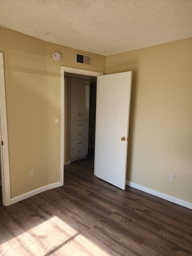 Building Photo - 3 Bedroom 2 Bathroom with Garage and Washe...